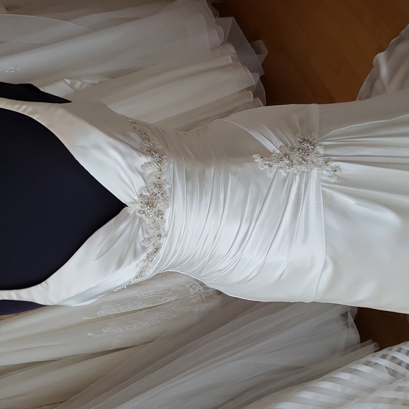 Silky satin Maggie Sottero gown - Picture 2 of 7